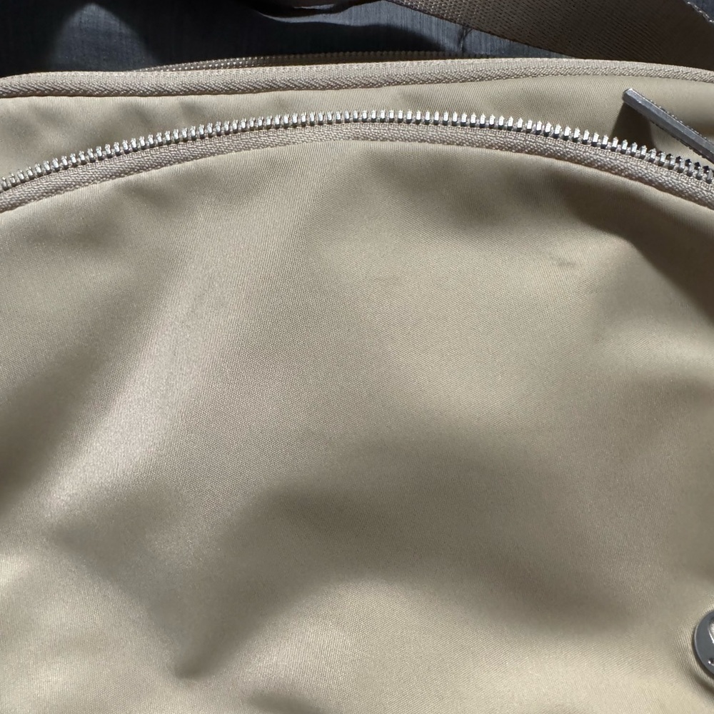 Lulu City Adventurer Crossbody Bag
2.5L - Picture 3 of 5